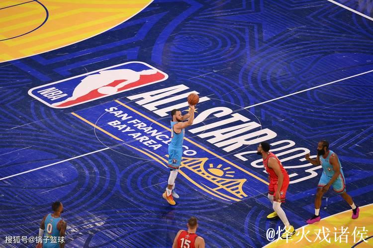 小史密斯身着蓝色Select3.0，高效斩获16分10篮板4助攻