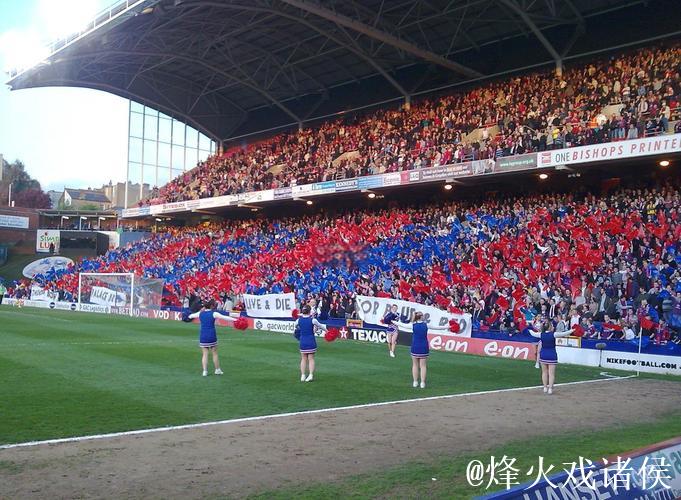 水晶宫这球场，仿佛世界级球星在社区场地挥洒风采